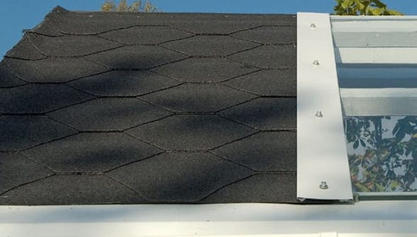 Shingel på takpapp på orangeri Ovanpå takpappen läggs shingel på orangeri